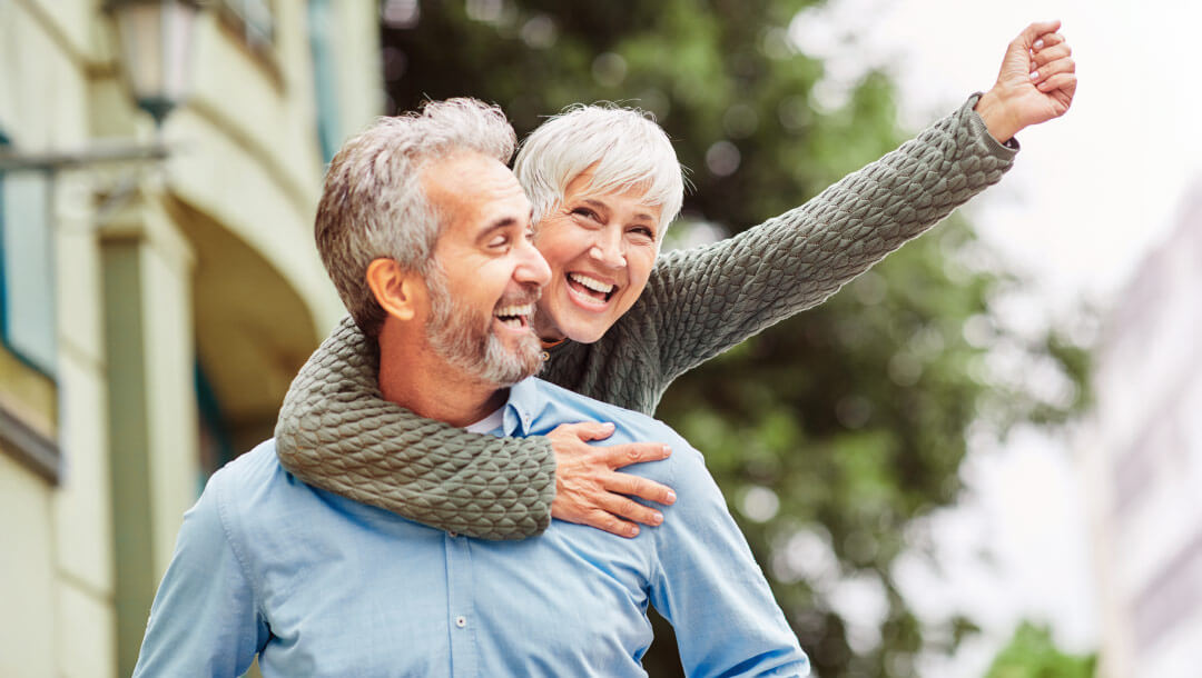 Aktives älteres Ehepaar, Huckepack